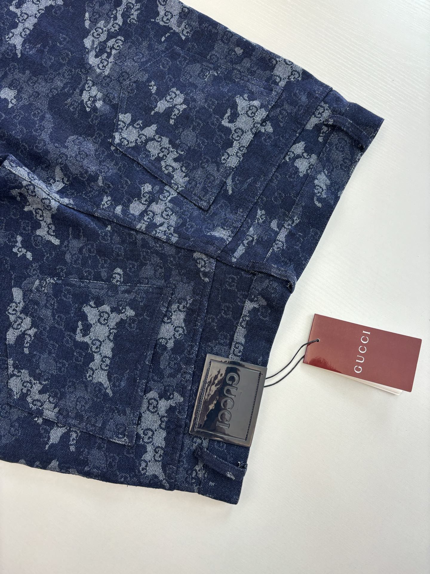 Gucci*/古驰 25Ss新款刺绣牛仔长裤采用定制牛仔面料匠心制作，质感卓越，舒适柔软，亲肤透气，胸口