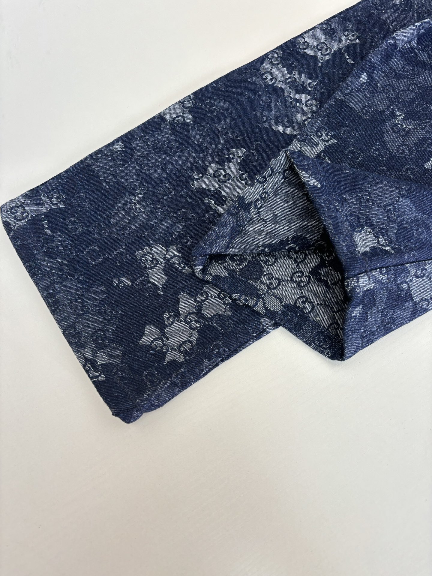Gucci*/古驰 25Ss新款刺绣牛仔长裤采用定制牛仔面料匠心制作，质感卓越，舒适柔软，亲肤透气，胸口