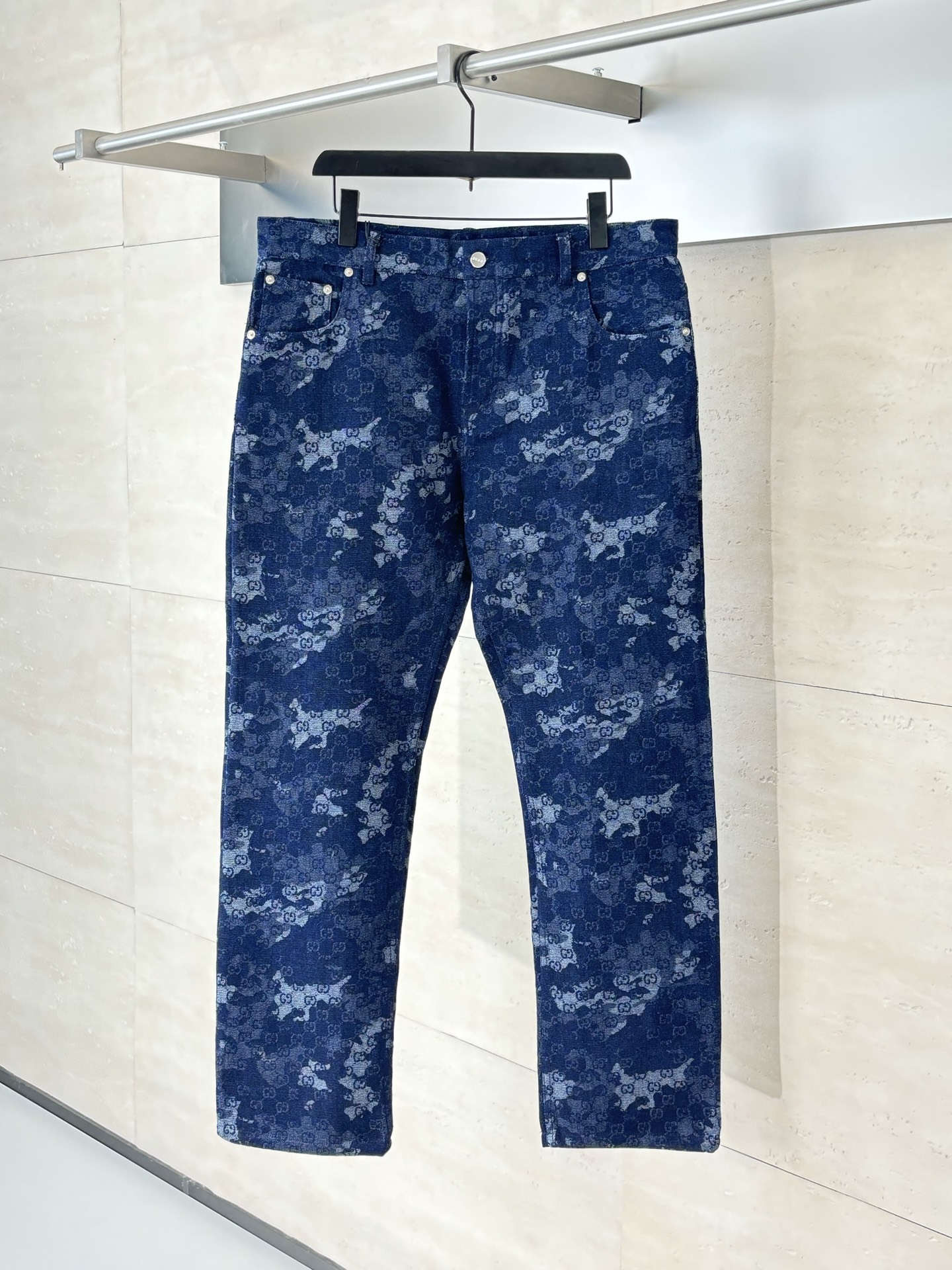 NO:529549,Gucci*/Gucci 25Ss new embroidered denim trousers are made of custom denim fabrics, with excellent texture, comfortable and soft, skin-friendly and breathable. The chest is decorated with iconic embroidery, inner seam, and button letters customized SizeS/M/L/XL,,gucci,gucci,alexander wang19860909Gucci*/古驰 25Ss新款刺绣牛仔长裤 采用定制牛仔面料匠心制作,质感卓越,舒适柔软,亲肤透气,胸口饰以标志性刺绣点缀,内里包缝,扣子字母定制 SizeS/M/L/XL,,gucci,gucci,alexander wang,Men's clothing