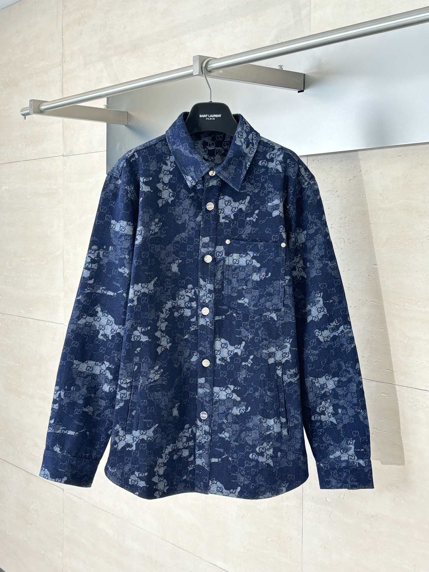 NO:529547,Gucci*/Gucci 25Ss new embroidered milk shirt jacket is made of customized denim fabrics, with excellent texture, comfortable and soft, skin-friendly and breathable. The chest is decorated with iconic embroidery, inner seam, and button letters customized SizeS/M/L/XL,,gucci,gucci,jackets & coats,shirts,alexander wang19860909Gucci*/古驰 25Ss新款刺绣牛奶衬衫外套 采用定制牛仔面料匠心制作,质感卓越,舒适柔软,亲肤透气,胸口饰以标志性刺绣点缀,内里包缝,扣子字母定制 SizeS/M/L/XL,,gucci,gucci,jackets & coats,shirts,alexander wang,Men's clothing