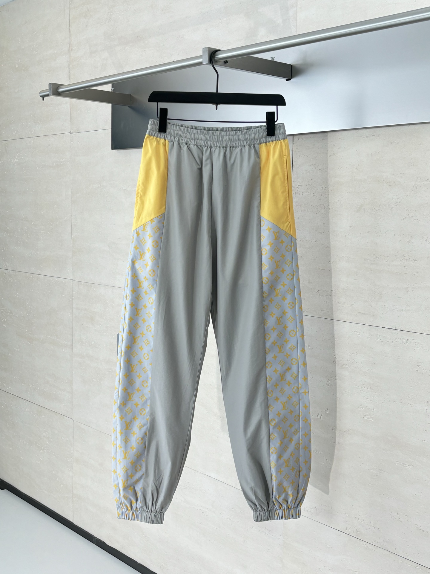 NO:530342,1V*/Louis 25FW early autumn new nylon sports casual pants are made of spliced ​​contrasting woven fabric, Monogram Glow print, elastic waist and breathable side slits, side oblique pockets, drawstrings in the same color inside SizeS/M/L/XL,,louis vuitton,alexander wang198609091V*/路易 25FW早秋新款尼龙运动休闲裤 采用拼接撞色梭织面料,Monogram Glow 印花 弹力腰部和透气侧开衩、侧边斜插口袋,内里同色系抽绳 SizeS/M/L/XL,,louis vuitton,alexander wang,Men's clothing
