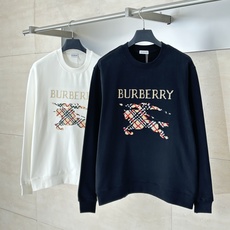 Burberr*/巴宝莉BBr 25ss新款十字绣马术骑士徽标棉质圆领卫衣选用轻盈翻面绒棉质面料制成。呈 Burberr*/巴宝莉BBr 25ss新款十字绣马术骑士徽标棉质圆领卫衣选用轻盈翻面绒棉质面料制成。呈