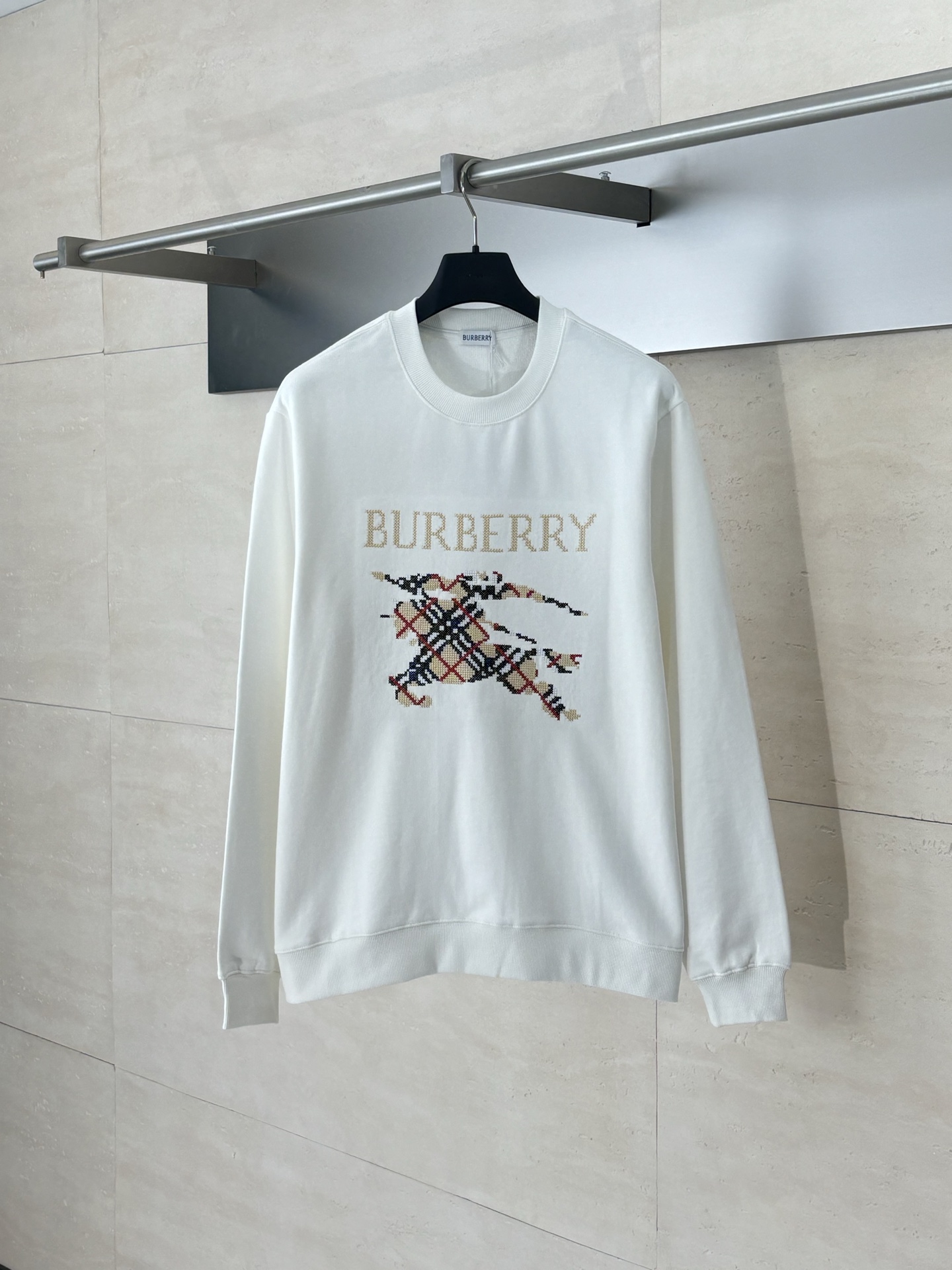 Burberr*/巴宝莉BBr 25ss新款十字绣马术骑士徽标棉质圆领卫衣选用轻盈翻面绒棉质面料制成。呈