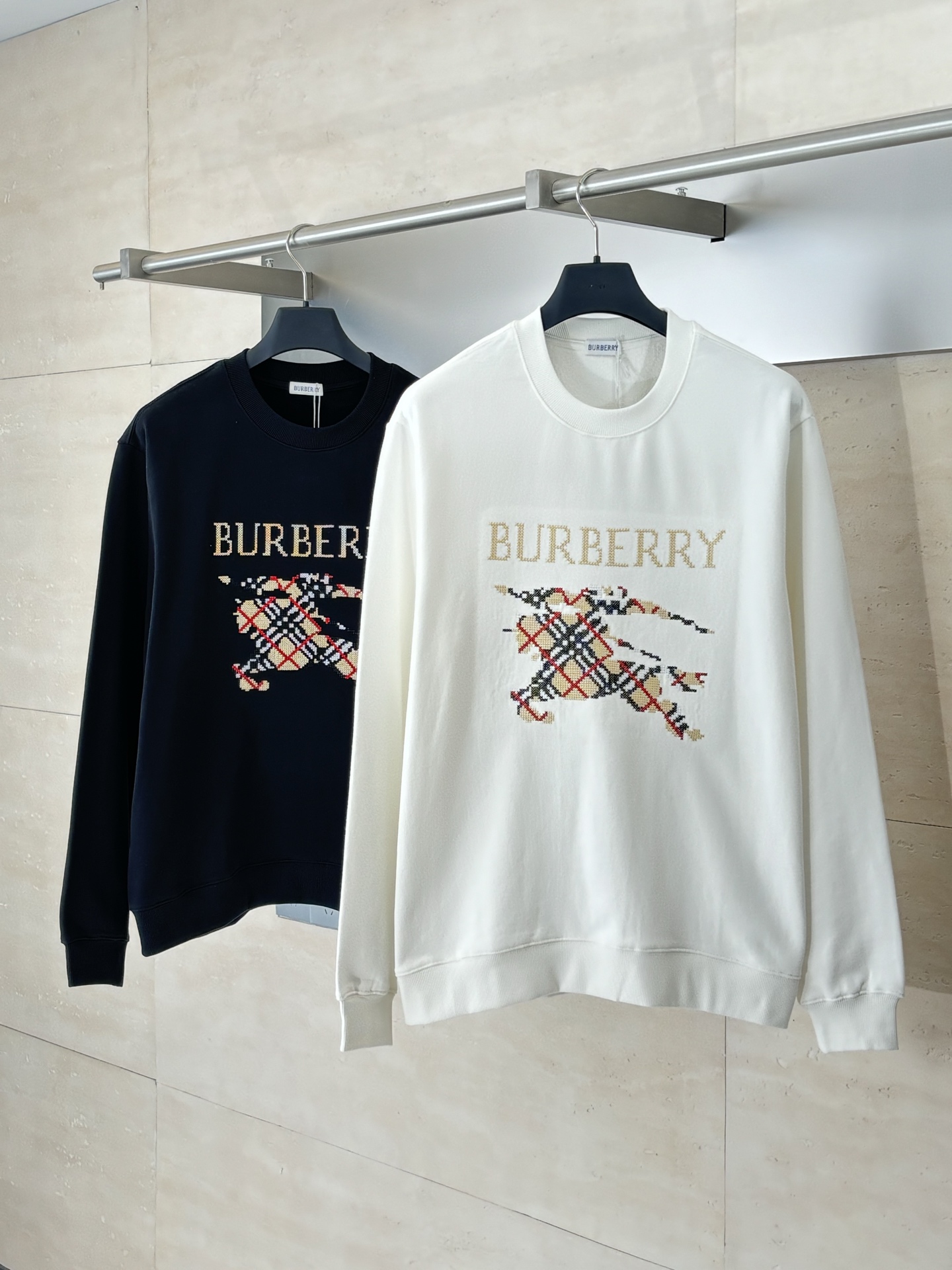 Burberr*/巴宝莉BBr 25ss新款十字绣马术骑士徽标棉质圆领卫衣选用轻盈翻面绒棉质面料制成。呈