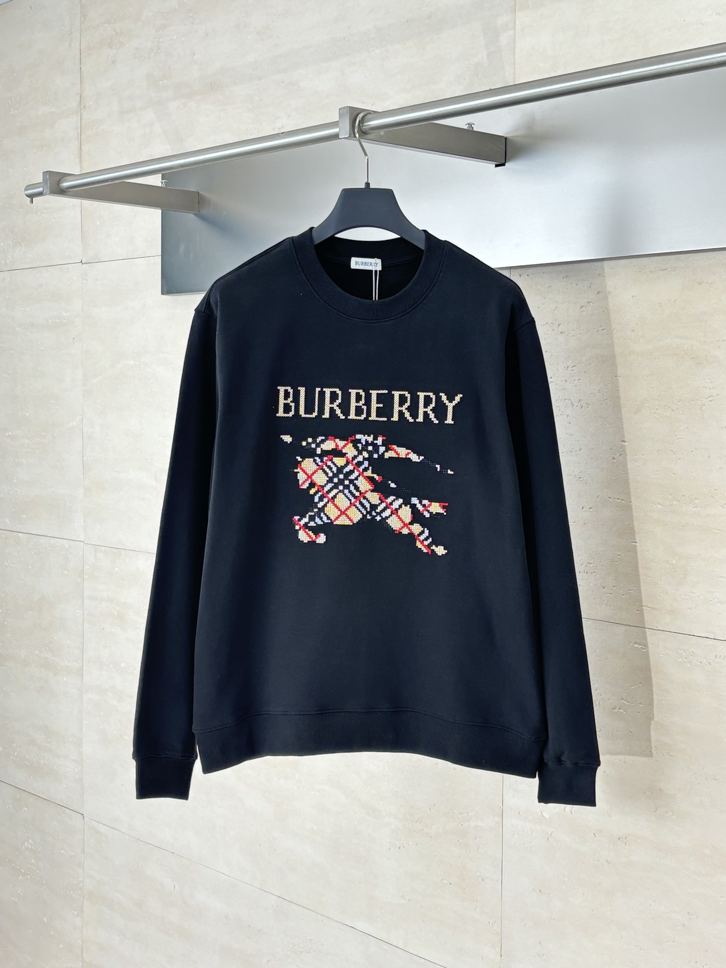 NO:529556,Burberr*/BBr 25ss new cross-stitch equestrian knight logo cotton round neck sweatshirt made of light flip cotton fabric. It presents a casual style, decorative cross-stitching brand logo and Burberry checked equestrian knight logo (EKD). SizeS/M/L/XL,,burberry,burberry,hoodie,sweatshirts,alexander wang19860909Burberr*/巴宝莉BBr 25ss新款十字绣马术骑士徽标棉质圆领卫衣 选用轻盈翻面绒棉质面料制成.呈现休闲版型,装饰十字绣工艺打造的品牌徽标和 Burberry 格纹马术骑士徽标（EKD）. SizeS/M/L/XL,,burberry,burberry,hoodie,sweatshirts,alexander wang,Men's clothing