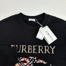 Burberr*/巴宝莉BBr 25ss新款十字绣马术骑士徽标棉质圆领卫衣选用轻盈翻面绒棉质面料制成。呈 Burberr*/巴宝莉BBr 25ss新款十字绣马术骑士徽标棉质圆领卫衣选用轻盈翻面绒棉质面料制成。呈