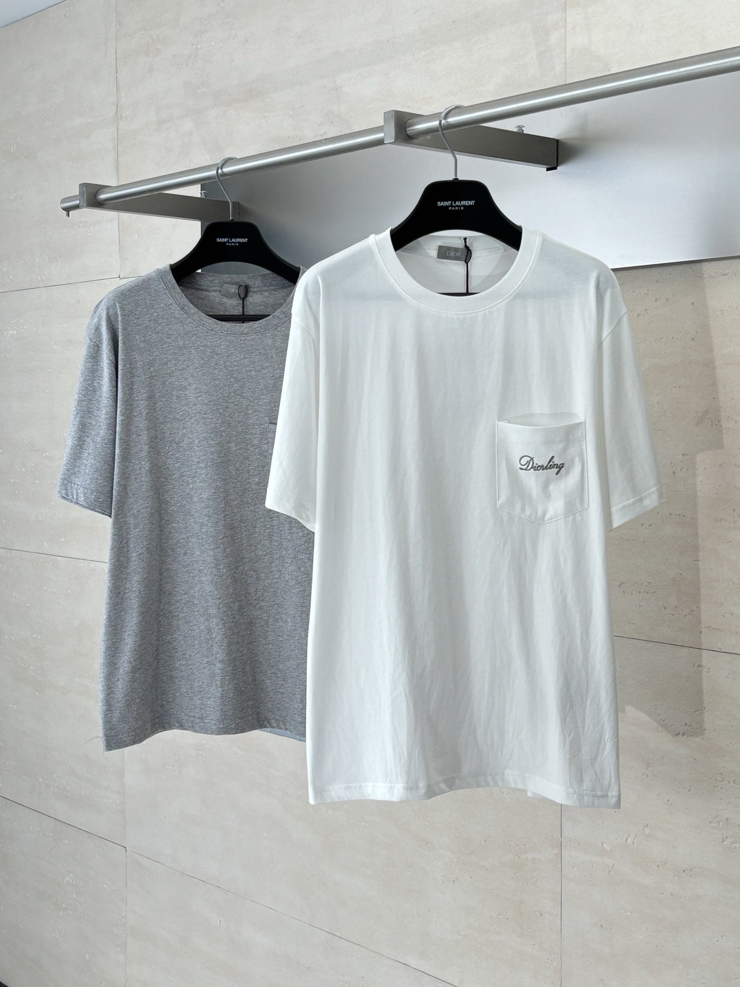 NO:529555,Dio*/Dio 25SS Love Series Pocket Embroidered Round Neck Short Sleeve  24S special-spun tight cotton fabric is used, 185g; paired with 32S double yarn thread, 300g. The tight spinning strength is higher than that of traditional single yarn, and the single fibers in the tight yarn are arranged tightly, which helps to improve the strength of the yarn. The ends of the fibers are twisted into the yarn, so the yarn is very tight, and the yarn looks smooth and hairy. The tight spinning yarn is higher and the hairy feathers are less likely to occur, and the main body adopts precision needle embroidery process; the embroidery is very fine and dense, with clear patterns and strong three-dimensional sense. The linen embroidery thread combined with encryption processing, the embroidery body has a subtle matte visual texture; the embroidery effect is three-dimensional and full. The flat embroidery thread is uniquely designed, and the embroidery is very fine and dense; the overall stitching is fine and the texture is consistent, which adds a sense of layering to the simple design.  SizeS/M/L,,dior,dior,T-shirt,alexander wang19860909Dio*/迪奥 25SS挚爱系列口袋刺绣圆领短袖 采用24S特纺紧密棉面料,185g；搭配32S双纱螺纹,300g.紧密纺强力比传统单纱高,紧密纱中的单纤维排列紧密,有助于提高纱线的强力.纤维的端头均捻入纱线内,因此成纱非常紧密,纱线外观光洁毛羽少.紧密纺纱线强力较高毛羽较少,不易产生磨毛的现象.主体采用精密挨针绣工艺；刺绣非常精细针法绵密,图案清晰且线条感和立体感强.亚麻材质绣线结合加密处理,绣体具有微妙的哑光视觉质感；刺绣效果立体饱满.平绣的挨针走线独特设计,刺绣非常精细针法绵密；整体针脚细密,精细度质感一致,为简约设计增添了层次感. SizeS/M/L,,dior,dior,T-shirt,alexander wang,Men's clothing