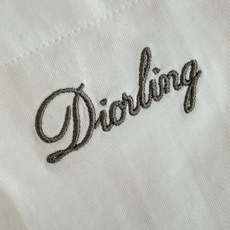 Dio*/迪奥 25SS挚爱系列口袋刺绣圆领短袖采用24S特纺紧密棉面料,185g;搭配32S双纱螺纹, Dio*/迪奥 25SS挚爱系列口袋刺绣圆领短袖采用24S特纺紧密棉面料,185g;搭配32S双纱螺纹,