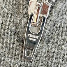 Celin*/赛琳 24FW 小刺绣高领半拉链毛衣原12,500购入,面料采用膨体羊毛绒混纺,轻柔触感, Celin*/赛琳 24FW 小刺绣高领半拉链毛衣原12,500购入,面料采用膨体羊毛绒混纺,轻柔触感,