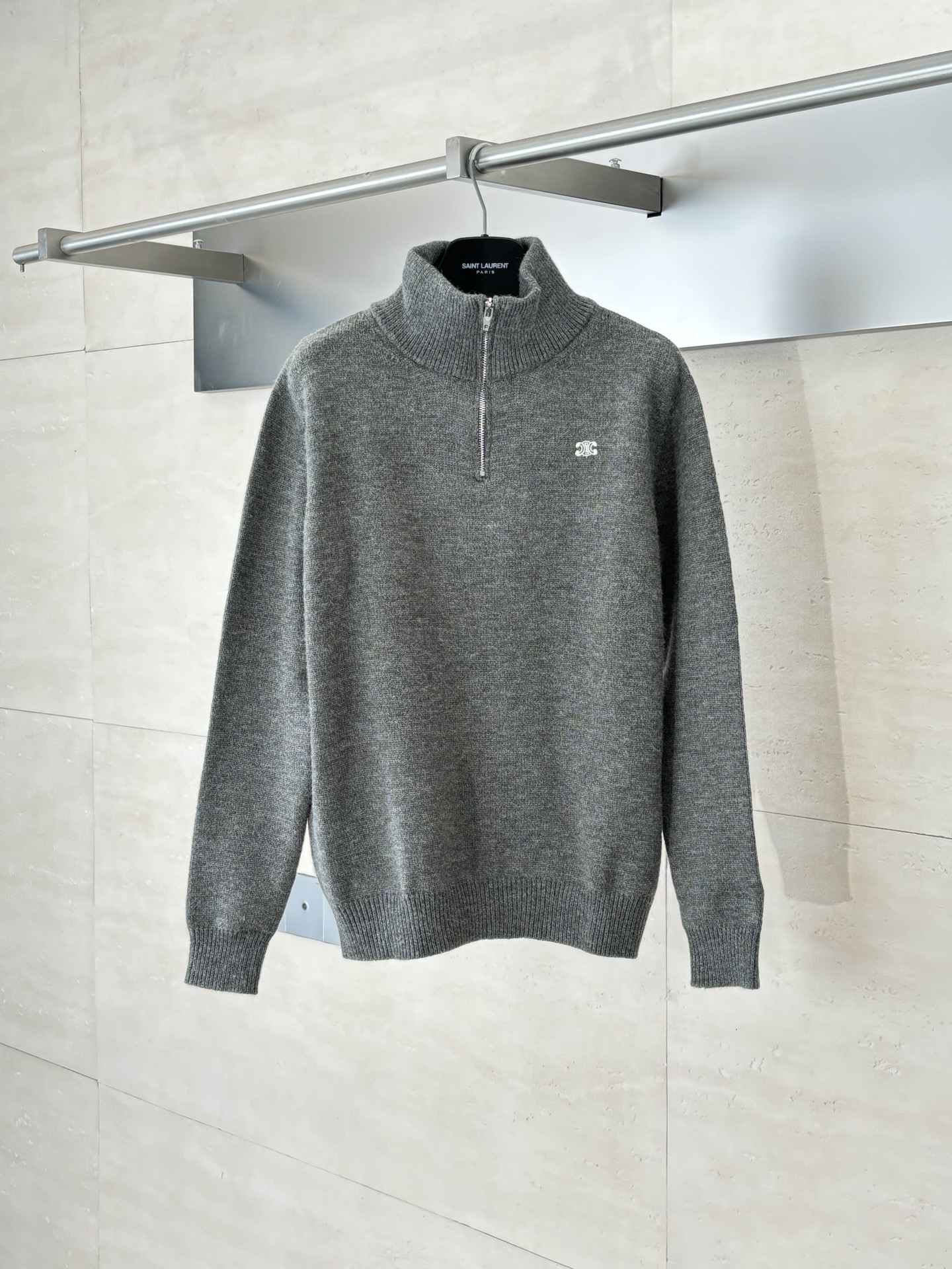 Celin*/赛琳 24FW 小刺绣高领半拉链毛衣原12,500购入，面料采用膨体羊毛绒混纺，轻柔触感，