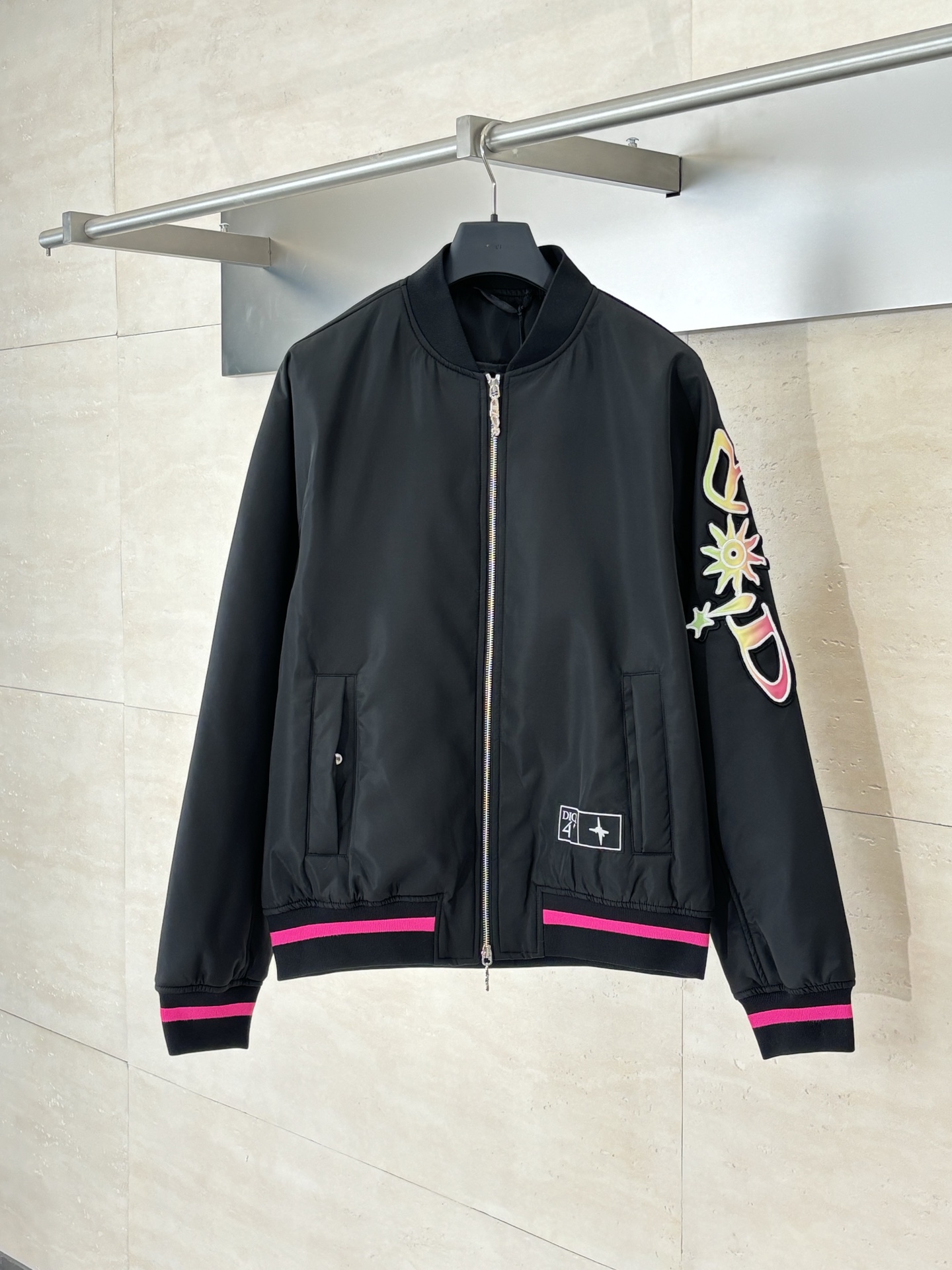 NO:529569,Dio*/Dio No. 47 Neon Pink-edged Black Boat Jacket This short is a new product in the 2025 autumn series, from the ANDLEWIS HLTON limited series. It is carefully crafted from black technology fabrics, and the sleeves are decorated with a joint series logo, which is reinterpreted in graphic style. It can be matched or created with a comfortable and fashionable look. SizeS/M/L/XL,,dior,dior,jackets & coats,jackets & coats,alexander wang19860909Dio*/迪奥 47号霓虹粉边黑色飞行夹克外套 这款短是二零二五秋季系列新品,来自 ANDLEWIS HLTON 限定系列.采用黑色科技面料精心制作,衣袖饰以联名系列标志,以图形风格重新诠释 标志.可搭配或,打造舒适时髦的造型. SizeS/M/L/XL,,dior,dior,jackets & coats,jackets & coats,alexander wang,Men's clothing
