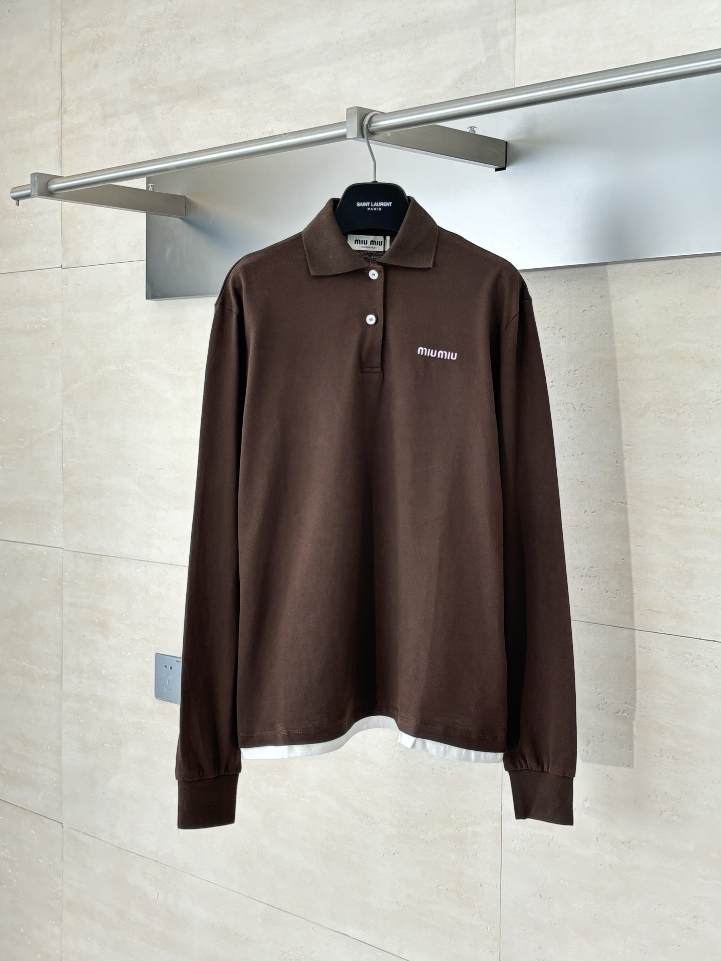 NO:529563,Miumiu*/Miao Miu 24 new brown fake two-piece bead floor cotton polo long-sleeved T-shirt adopts high-quality pure cotton yarn, with excellent quality and feel, excellent breathability and hygroscopicity, making the wearer feel more comfortable and comfortable!  The front of the polo lapel design is decorated with eye-catching inlay logos, highlighting the style, and the lapel button placket details!  Overall natural and neat tailoring, outline the proportion of the avatar, presenting a modern style. SizeS/M/L,,miumiu,tees,t-shirt,alexander wang19860909Miumiu*/缪缪24新款咖色假两件珠地棉polo长袖T恤 采用高质量的纯棉纱线,具有优良的品质和手感,出色的透气性和吸湿性,使穿着者感到更加舒适自在！polo翻领设计正面点缀醒目的嵌花徽标,彰显格调,翻领纽扣开襟细节！整体自然利落剪裁,勾勒美化身段比例,呈现摩登格调 SizeS/M/L,,miumiu,tees，t-shirt,alexander wang,Men's clothing