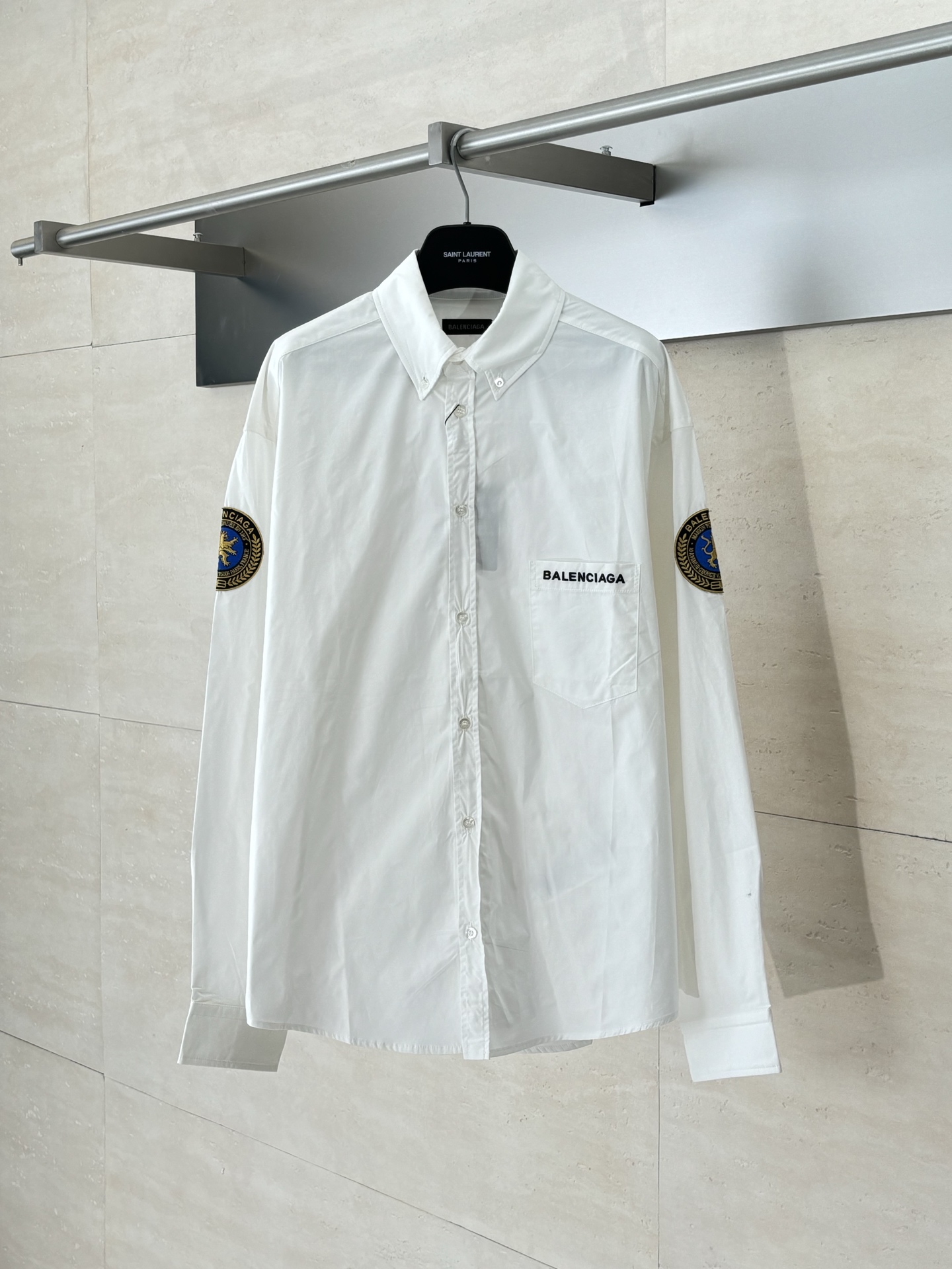 NO:529557,Balenciag*/Paris Blcg Lion Embroidered Manchester United Shirt  7454 purchased the original version, using 80 pure cotton poplin area fine cotton fabric, which usually has good moisture absorption, breathability, warmth and wear resistance, and is also soft and smooth. Due to fine processing, the fine cotton fabric is light and has a soft and comfortable feel, which is very suitable for the skin when worn. The Zhangzai embroidery pattern combined with the needle embroidery process, and the Zhangzai embroidery on both sides of the sleeve adopts a tatami process, forming a full, floating and undulating effect, adding the three-dimensional texture of the pattern. Through the precision calculation of the computer, according to  The original pattern is cut and the edge is processed. The edge is organized but not disordered, the needlework is finely organized, breaking the flat vision and enriching the overall shape. The letters adopt the precision needle embroidery process; the embroidery is very fine and dense, the pattern is clear and the line feel is strong. The line and three-dimensional feeling are strong. The lineage thread of the line is combined with the encryption process, and the embroidery body has a subtle matte visual texture; the embroidery effect is three-dimensional and full. The flat embroidery thread is uniquely designed, and the embroidery is very fine and dense; the overall stitching is fine and the texture is consistent, which adds a sense of layering to the simple design.  SizeS/M/L,,balenciaga,shirts,alexander wang19860909Balenciag*/巴黎Blcg 狮标刺绣曼联衬衫 7454购买原版,采用80支纯棉府绸面积精棉面料,通常具有较好的吸湿性、透气性、保暖性和耐磨性,同时也比较柔软和光滑.由于经过了精细加工,精棉面料的质地比较轻薄,手感柔软舒适,穿着起来非常贴合皮肤.章仔刺绣图案结合挨针刺绣工艺,衣袖两侧章仔刺绣采用榻榻米工艺,形成了饱满浮突有起伏效果,增添了图案的立体质感.透过电脑的精密计算,根据原版图案切割后包边处理.包边有条理而不紊乱,走针组织细密,打破平面视觉,丰富整体的造型.字母采用精密挨针绣工艺；刺绣非常精细针法绵密,图案清晰且线条感和立体感强.亚麻材质绣线结合加密处理,绣体具有微妙的哑光视觉质感；刺绣效果立体饱满.平绣的挨针走线独特设计,刺绣非常精细针法绵密；整体针脚细密,精细度质感一致,为简约设计增添了层次感. SizeS/M/L,,balenciaga,shirts,alexander wang,Men's clothing