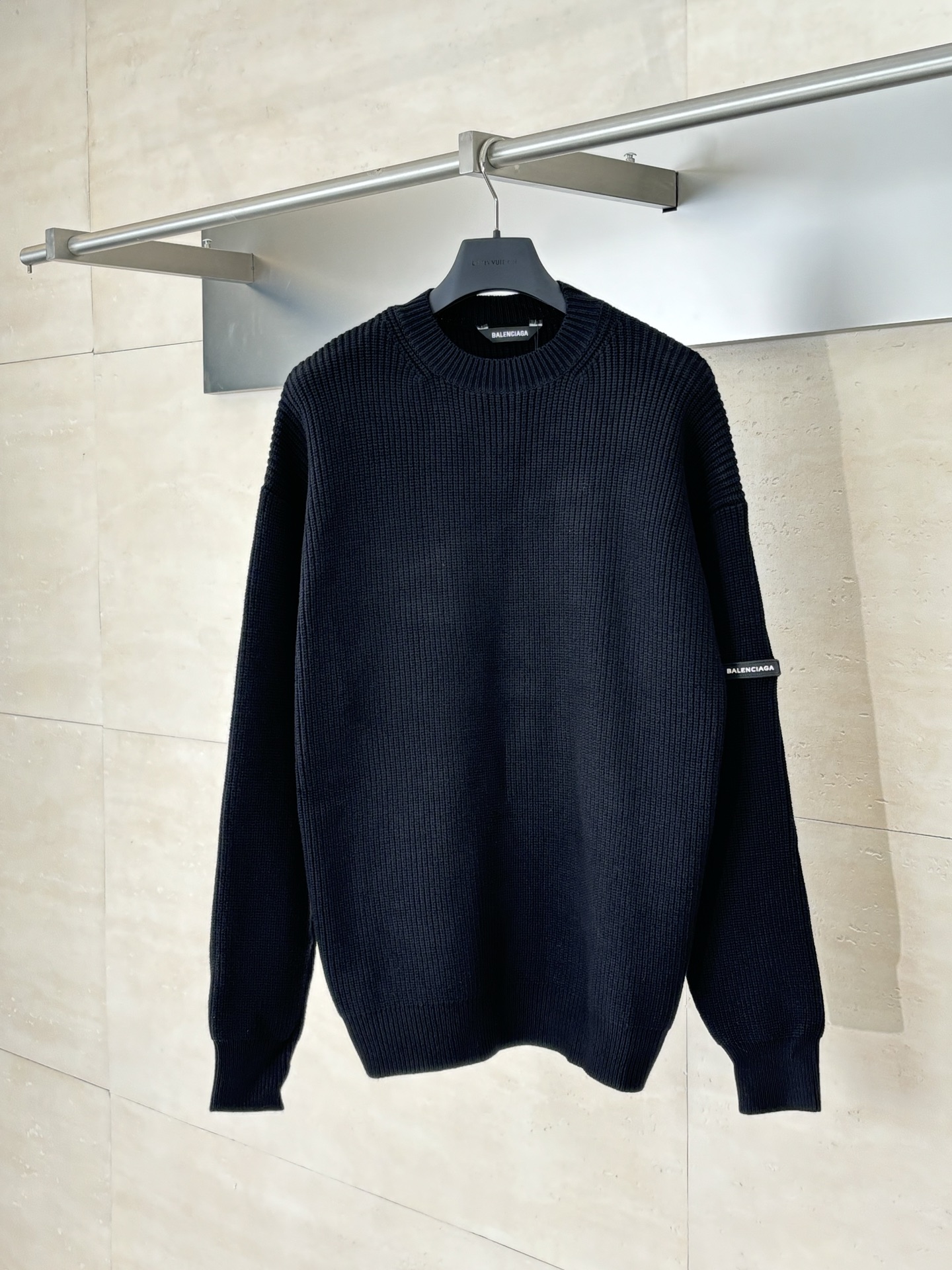 NO:529574,Balenciag*/Paris Blcg 24FW armband knitted round neck sweater Original 10,600 purchase, fixed wool yarn in Xinjiang, not easy to pill, anti-shrinkage, and anti-deformation. Cixing CX model dual system, 7-needle 5 wool knitted bead floor, synchronized luxury goods practice, 1*1 rib knitted hem cuffs. Large-body bead floor ingot weaving method is full, the armband opens mold and drops glue small mark, hand-crank sewing armband. The whole piece adopts special wool washing process, OS silhouette loose fitting cut, differentiates between the old 23 fine needles, the latest version and the latest craftsmanship, the upper body has a stylish texture. SizeS/M/L,,balenciaga, sweaters,alexander wang19860909Balenciag*/巴黎Blcg 24FW 袖标编织圆领毛衣 原10,600购入,定织新疆45支精纺羊毛纱线,不易起球,防缩水,抗变形.慈星CX机型双系统,7针5条毛针织珠地,同步奢侈品做法,下摆袖口1*1罗纹针织.大身珠地元宝织法凹凸饱满,袖标开模滴胶小标,手摇走线缝纫袖标.整件采用特殊羊毛洗水工艺,OS廓形宽松版型裁剪,区别旧款23细针旧款,最新版本最新工艺,上身有型质感好. SizeS/M/L,,balenciaga,sweaters,alexander wang,Men's clothing