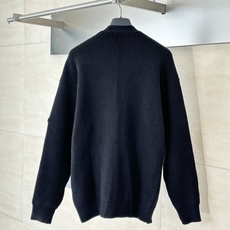 Balenciag*/巴黎Blcg 24FW 袖标编织开衫毛衣原16,800购入,定织新疆45支精纺羊毛 Balenciag*/巴黎Blcg 24FW 袖标编织开衫毛衣原16,800购入,定织新疆45支精纺羊毛