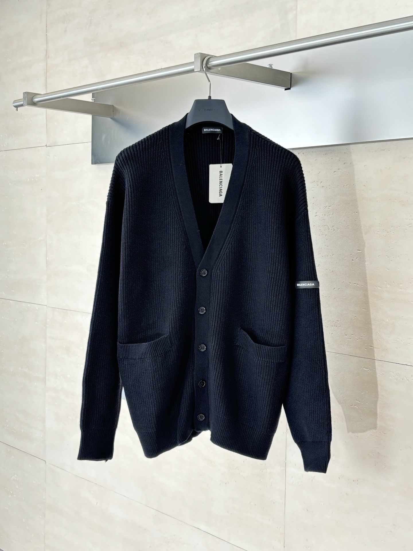 NO:529571,Balenciag*/Paris Blcg 24FW armband knitted cardigan sweater Original 16,800 purchase, fixed wool yarn in Xinjiang, not easy to pill, anti-shrinkage, and anti-deformation. Cixing CX model dual system, 7-needle 5 wool knitted bead floor, synchronized luxury goods practice, 1*1 rib knitted hem cuffs. Large-body bead floor ingot weaving method is full, armband open mold drop glue small mark, hand-crank sewing armband. Customized natural resin engraving buttons, the whole piece adopts special wool washing process, OS silhouette loose fitting cut, differentiated 23 fine needle old style, latest version latest craftsmanship, top body has a stylish texture. SizeS/M/L,,balenciaga, sweaters,alexander wang19860909Balenciag*/巴黎Blcg 24FW 袖标编织开衫毛衣 原16,800购入,定织新疆45支精纺羊毛纱线,不易起球,防缩水,抗变形.慈星CX机型双系统,7针5条毛针织珠地,同步奢侈品做法,下摆袖口1*1罗纹针织.大身珠地元宝织法凹凸饱满,袖标开模滴胶小标,手摇走线缝纫袖标.定制天然树脂刻字纽扣,整件采用特殊羊毛洗水工艺,OS廓形宽松版型裁剪,区别旧款23细针旧款,最新版本最新工艺,上身有型质感好. SizeS/M/L,,balenciaga,sweaters,alexander wang,Men's clothing