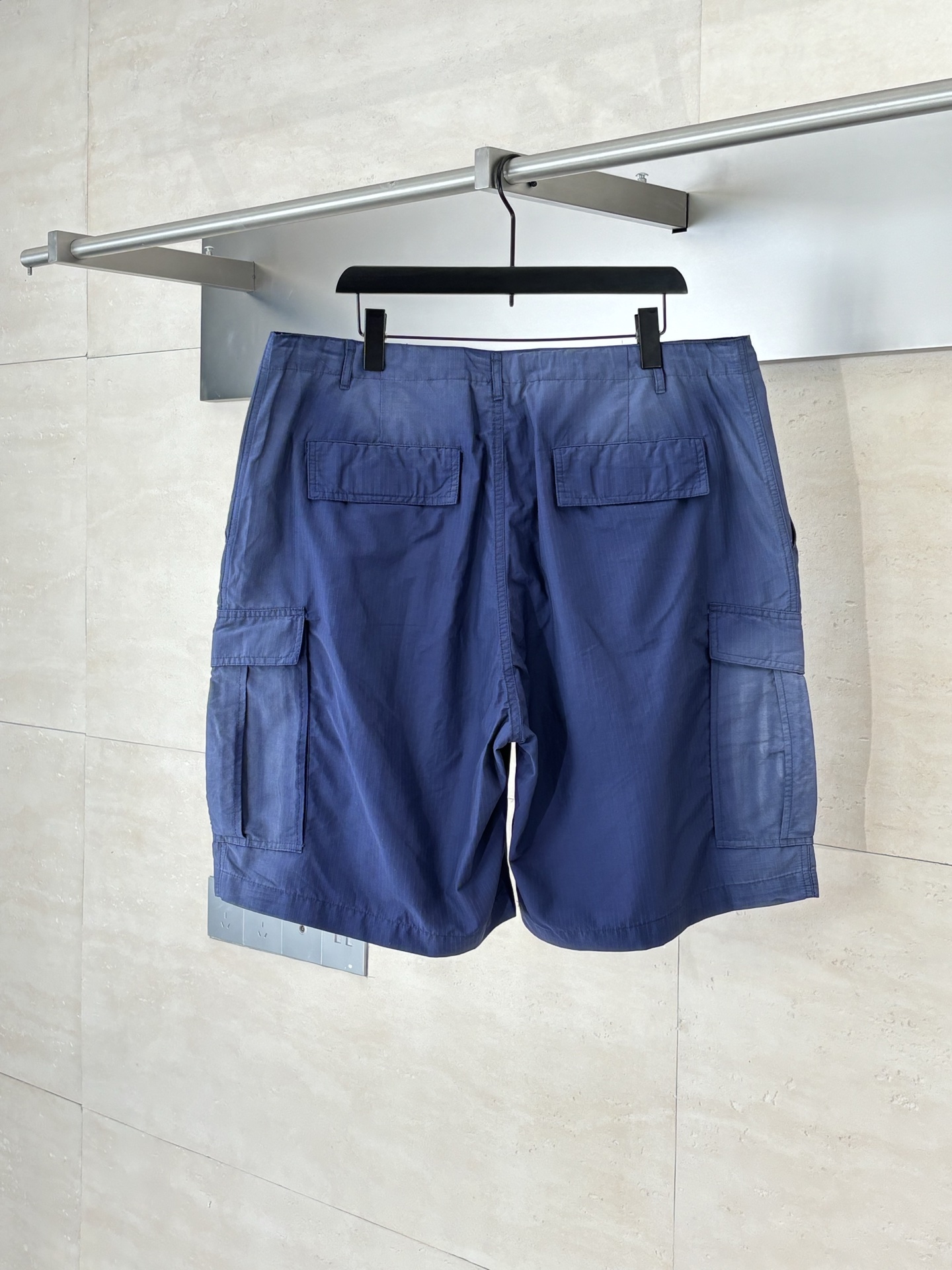 NO:529583,Balenciag*/Paris BLCG 25SS Fade Blue Faded Work Drawstring Shorts The fabric is made of high-stretched high-density plaid woven cotton brocade fabric. The rear mattress is dyed according to YB Fade Blue. The horse-slip process. The old fading effect. The hardware bb zipper opening mold customization. Custom dyed LOGO buttons. Drawstring. Three-dimensional patch pockets on the body. Laser cutting and edging. Combined with double-needle embedded stitching. SizeXS/S/M,,balenciaga, shorts,alexander wang.19860909Balenciag*/巴黎BLCG 25SS 法工蓝褪色工装抽绳短裤 面料采用高支高密格纹梭织棉锦面料 后匹布根据YB法工蓝染色定型 喷马溜工艺 做旧褪色效果 五金bb拉链开模定制 定制染色LOGO纽扣 抽绳 裤身立体贴袋 激光切割包边 配合双针埋夹缝线 SizeXS/S/M,,balenciaga,shorts,alexander wang,Men's clothing