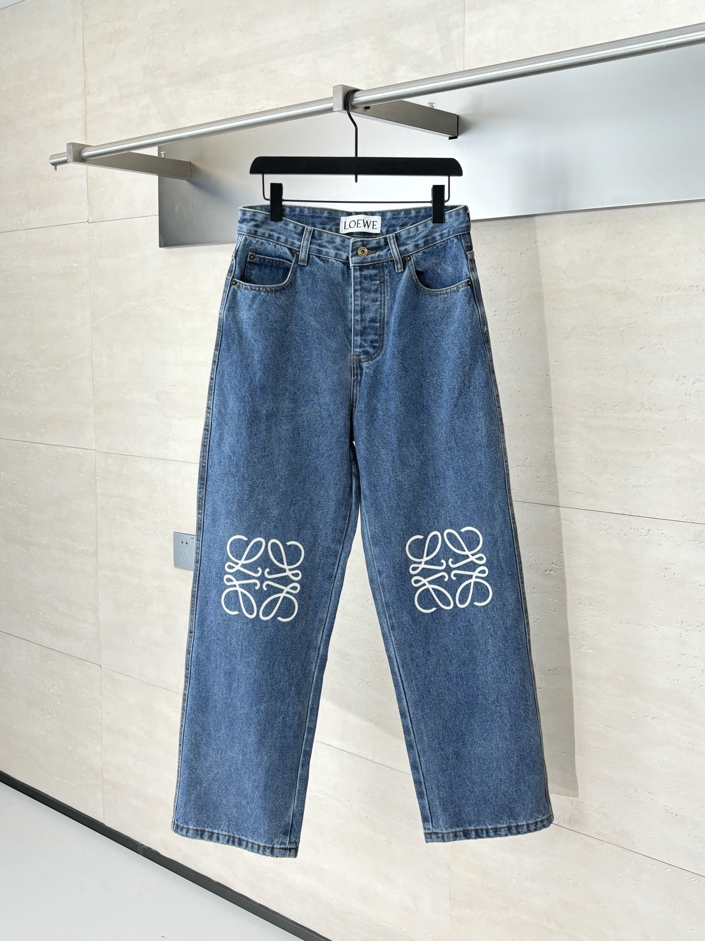 NO:529568,Loew*/Loew 24Fw Anagram Tannin embroidered jeans are made of tight double core yarn, with laser cutting Anagram on the knees, classic LOEWE leather logo embellishment, laser cutting, manual disassembly, laid out to make laser cutting Anagram pattern, and then hand-made internal patches and then manually sew them on. The labor cost is expensive, high loss, low daily output, imported special aircraft infrared positioning, washing and stir-frying process, special desizing agent is preferred, and then soaking the fabric in uniform and then rinsing. Size46/48/50/52,,loewe,loewe,alexander wang19860909Loew*/罗意威24Fw Anagram 单宁刺绣牛仔长裤 采用紧密双芯纱,膝盖处饰有激光切割Anagram,经典LOEWE皮标标识点缀,激光切割,人工拆开裤筒,平铺出来做激光切割Anagram图案,再手工内部贴布最后再人工车缝上去, 工费昂贵, 损耗高,日产量低,进口专机红外线定位,洗水炒色工艺,优先选择特制的退浆剂,再讲布料浸泡其中均匀受浆再进行漂洗 Size46/48/50/52,,loewe,loewe,alexander wang,Men's clothing