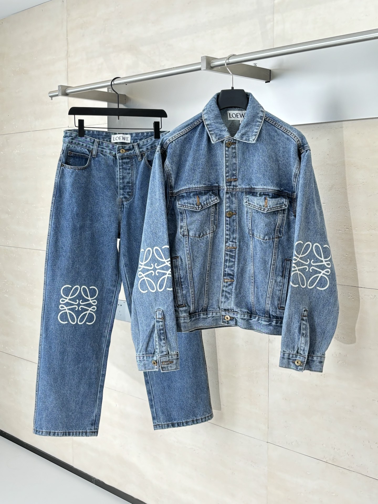 。（现货）Loew*/罗意威24Fw Anagram单宁牛仔外套采用黑底黑面 高密度加厚紧密双芯纱 舒适