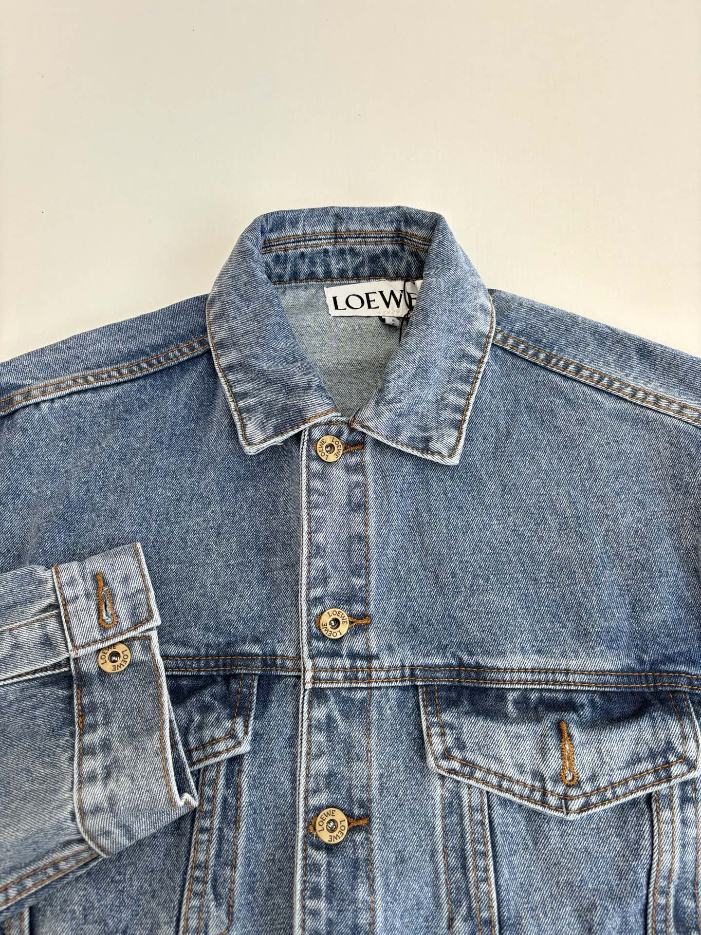 。（现货）Loew*/罗意威24Fw Anagram单宁牛仔外套采用黑底黑面 高密度加厚紧密双芯纱 舒适