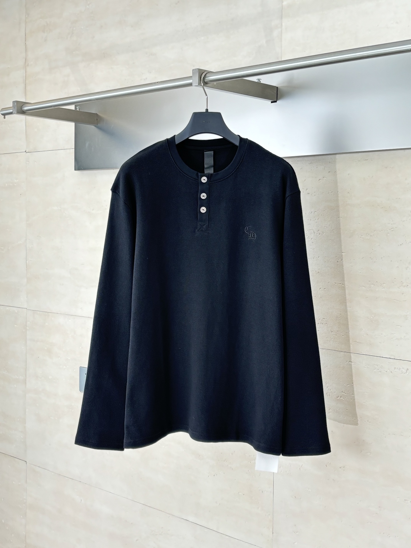 NO:529580,Chrome Heart*/Crosin CH Sanskrit Henry Collar Waffle Sweater Fabric is made of 350 grams of cotton waffle double-layer material before washing. The embroidery is made of Japanese imported Tajima embroidery machine. The silver buckle is made of bronze real silver (the materials have reached the market 300+ quality). The collar leather mark still uses real and imported lambskin. The fabric hardware has put a lot of effort into the craftsmanship. The best quality in the market. The industry benchmark is only for a small number of people. SizeS/M/L,,chrome hearts,chrome hearts,hoodie,sweatshirts,sheepskin,alexander wang19860909Chrome Heart*/克罗心CH 梵文亨利领华夫格卫衣 面料采用洗前350克全棉华夫格双层材质 刺绣采用日本进口田岛绣花机 银扣采用古铜真银(用料已经达到市场300+品质) 领口皮标依旧采用真·进口小羊皮 在面料 五金 工艺上面下了很大功夫 市场最顶的品质 行业标杆只为少部分人拥有 SizeS/M/L,,chrome hearts,chrome hearts,hoodie,sweatshirts,sheepskin,alexander wang,Men's clothing