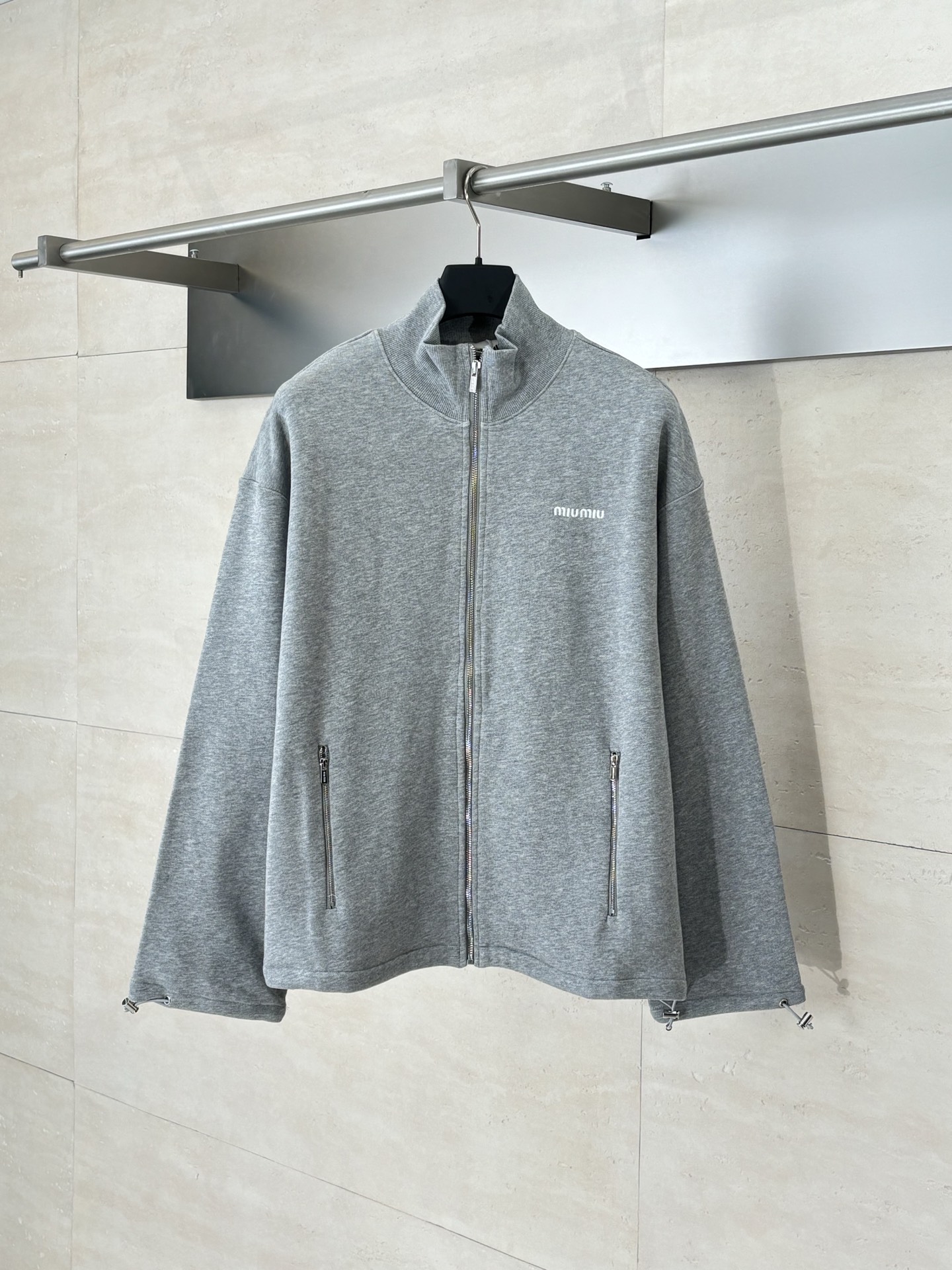 NO:529560,MIiumiu*/Miao Miu 25 new small-label embroidered zipper jacket original 17,000 yuan purchased, the fabric is made of floral gray fixed-woven fixed-dyed 480G terry fish scale fabric (the mixed color version of the gray and white yarn interlaced is wrong in the market). Customized embroidered letters, pure manual hand-grinding, first sewing mold, hand-cut shape, and paste by letter, then paste it out perfectly with a needle car along the edge. The pockets on both sides of the front form a kangaroo pocket, the engraved zipper adopts Swiss tooth riri zipper, double-head zipper opening and closing closure, elastic cuff design, OS profile style SizeS/M/L,,miumiu, jackets & coats,alexander wang19860909MIiumiu*/缪缪25新款小标刺绣拉链外套 原17,000购入,面料采用花灰定织定染480G毛圈鱼鳞面料（灰色白色纱线交错的混色系市面纯色版本均为错误）.定制刺绣字母,纯人工手磨做旧,先车缝开模具手剪出形状经过人逐个字母贴出来完美后用针车沿着边缘车缝.正面两侧口袋形成袋鼠口袋,刻纹拉链采用瑞士牙riri拉链,双头拉链开合门襟,松紧袖口设计,OS廓形版型 SizeS/M/L,,miumiu,jackets & coats,alexander wang,Men's clothing