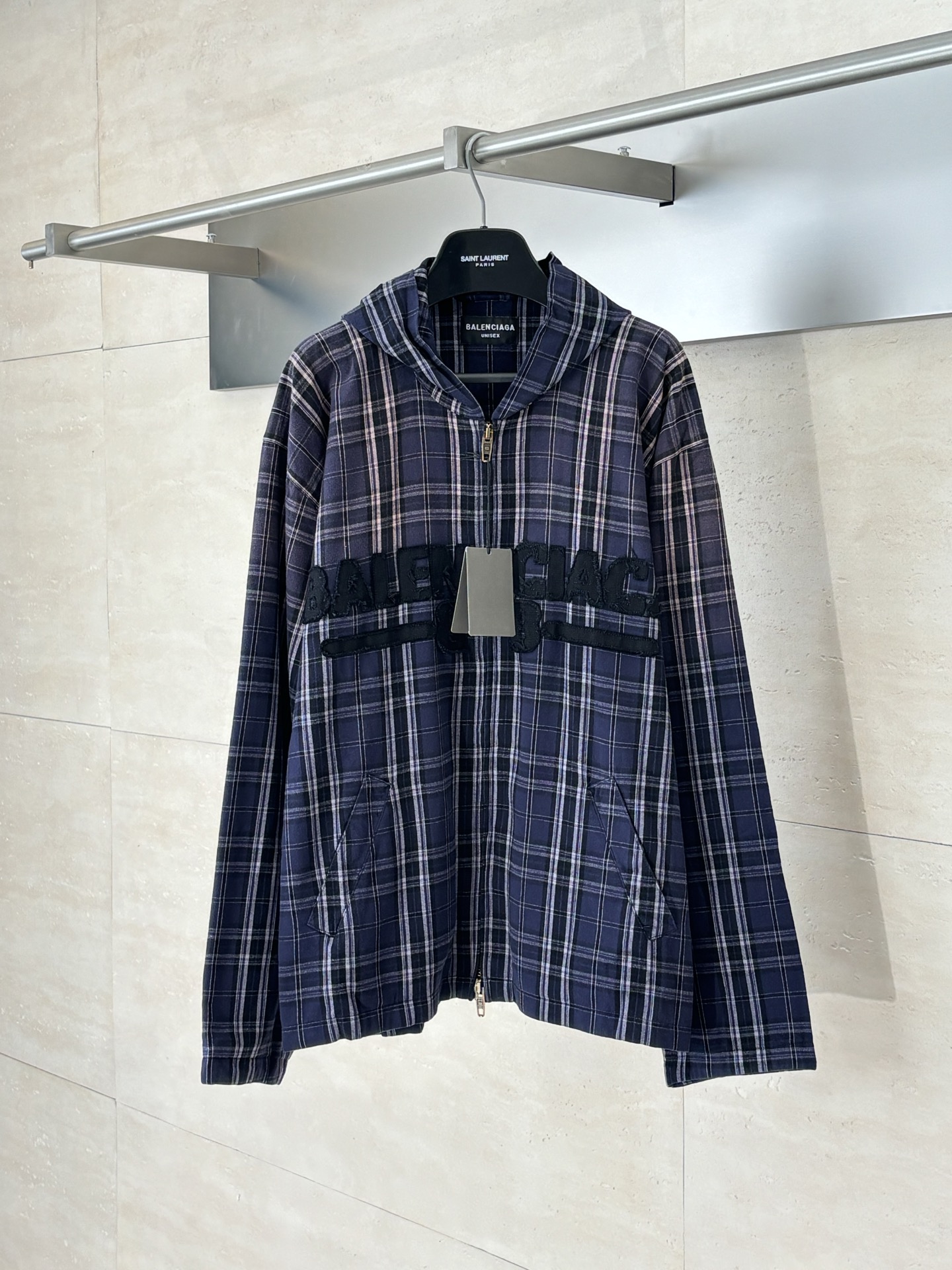 NO:529584,Balenciag*/Paris Blcg 25 new style Navy blue color-blocked plaid flannel hooded zipper jacket Customized dyed plaid cotton flannel fabric Large cut (grid-patched cut) Front with logo patch (pattern embroidery) art work Retro edge effect Aging and washing fading effect Neutral style Men and women Same style The highest quality SizeS/M/L,,balenciaga, jackets & coats, jackets & coats,hats,alexander wang19860909Balenciag*/巴黎Blcg 25新款 海军蓝拼色格纹法兰绒连帽拉链夹克外套 定制定染格纹棉质法兰绒面料 大版剪裁（对格对位剪裁） 正面饰以logo patch（贴布绣）艺术作品 复古磨边效果 做旧和水洗褪色效果 中性款 男女同款 最最最高品质 SizeS/M/L,,balenciaga,jackets & coats,jackets & coats,hats,alexander wang,Men's clothing