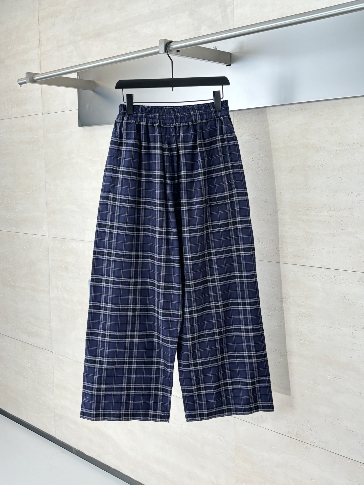 NO:529581,Balenciag*/Paris Blcg 25 new style Navy blue color-blocked plaid flannel casual wide-leg trousers Custom-made dyed plaid cotton flannel fabric Large cut (grid-to-place tailoring) Front with logo patch (apple embroidery) art work Retro edge effect Aging and washing fading effect Neutral style Men and women Same style The highest quality SizeS/M/L,,balenciaga,alexander wang19860909Balenciag*/巴黎Blcg 25新款 海军蓝拼色格纹法兰绒休闲阔腿长裤 定制定染格纹棉质法兰绒面料 大版剪裁（对格对位剪裁） 正面饰以logo patch（贴布绣）艺术作品 复古磨边效果 做旧和水洗褪色效果 中性款 男女同款 最最最高品质 SizeS/M/L,,balenciaga,alexander wang,Men's clothing