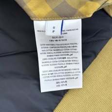 Burberr*/巴宝莉 斜格纹连帽拉链夹棉外套采用定织定染格纹面料,全身多处对位拼接操作,面料损耗极大 Burberr*/巴宝莉 斜格纹连帽拉链夹棉外套采用定织定染格纹面料,全身多处对位拼接操作,面料损耗极大