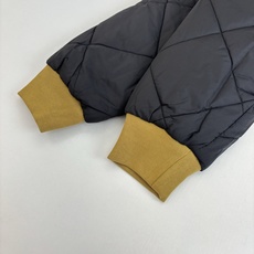 Burberr*/巴宝莉 斜格纹连帽拉链夹棉外套采用定织定染格纹面料,全身多处对位拼接操作,面料损耗极大 Burberr*/巴宝莉 斜格纹连帽拉链夹棉外套采用定织定染格纹面料,全身多处对位拼接操作,面料损耗极大