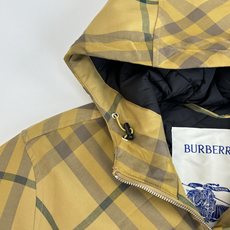 Burberr*/巴宝莉 斜格纹连帽拉链夹棉外套采用定织定染格纹面料,全身多处对位拼接操作,面料损耗极大 Burberr*/巴宝莉 斜格纹连帽拉链夹棉外套采用定织定染格纹面料,全身多处对位拼接操作,面料损耗极大