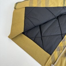 Burberr*/巴宝莉 斜格纹连帽拉链夹棉外套采用定织定染格纹面料,全身多处对位拼接操作,面料损耗极大 Burberr*/巴宝莉 斜格纹连帽拉链夹棉外套采用定织定染格纹面料,全身多处对位拼接操作,面料损耗极大