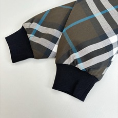 Burberr*/巴宝莉 斜格纹连帽拉链夹棉外套采用定织定染格纹面料,全身多处对位拼接操作,面料损耗极大 Burberr*/巴宝莉 斜格纹连帽拉链夹棉外套采用定织定染格纹面料,全身多处对位拼接操作,面料损耗极大