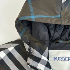 Burberr*/巴宝莉 斜格纹连帽拉链夹棉外套采用定织定染格纹面料,全身多处对位拼接操作,面料损耗极大 Burberr*/巴宝莉 斜格纹连帽拉链夹棉外套采用定织定染格纹面料,全身多处对位拼接操作,面料损耗极大