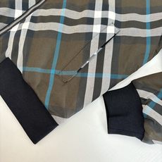 Burberr*/巴宝莉 斜格纹连帽拉链夹棉外套采用定织定染格纹面料,全身多处对位拼接操作,面料损耗极大 Burberr*/巴宝莉 斜格纹连帽拉链夹棉外套采用定织定染格纹面料,全身多处对位拼接操作,面料损耗极大