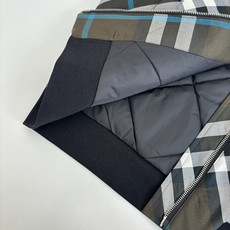 Burberr*/巴宝莉 斜格纹连帽拉链夹棉外套采用定织定染格纹面料,全身多处对位拼接操作,面料损耗极大 Burberr*/巴宝莉 斜格纹连帽拉链夹棉外套采用定织定染格纹面料,全身多处对位拼接操作,面料损耗极大