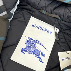 Burberr*/巴宝莉 斜格纹连帽拉链夹棉外套采用定织定染格纹面料,全身多处对位拼接操作,面料损耗极大 Burberr*/巴宝莉 斜格纹连帽拉链夹棉外套采用定织定染格纹面料,全身多处对位拼接操作,面料损耗极大