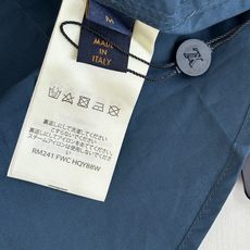 1V/路易 胸前刺绣字母衬衫面料采用棉质梳织面料,胸前袋子刺绣工艺,整体走线平直细腻,面料舒适柔软,颜色 1V/路易 胸前刺绣字母衬衫面料采用棉质梳织面料,胸前袋子刺绣工艺,整体走线平直细腻,面料舒适柔软,颜色