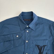 1V/路易 胸前刺绣字母衬衫面料采用棉质梳织面料,胸前袋子刺绣工艺,整体走线平直细腻,面料舒适柔软,颜色 1V/路易 胸前刺绣字母衬衫面料采用棉质梳织面料,胸前袋子刺绣工艺,整体走线平直细腻,面料舒适柔软,颜色