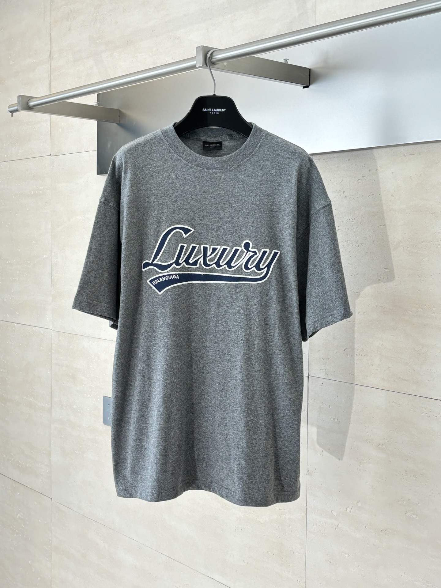 Balenciag*/巴黎Blcg 25ss新款LUXURY SCRIPT廓形刺绣短袖T恤采用平纹针织面