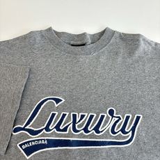 Balenciag*/巴黎Blcg 25ss新款LUXURY SCRIPT廓形刺绣短袖T恤采用平纹针织面 Balenciag*/巴黎Blcg 25ss新款LUXURY SCRIPT廓形刺绣短袖T恤采用平纹针织面