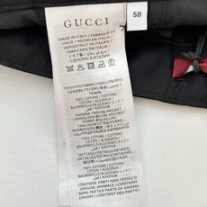 Gucc*/古驰 经典色织小标织休闲长裤整体设计简约大气,以低调的黑色为主调,后幅精心点缀同色系织带装饰 Gucc*/古驰 经典色织小标织休闲长裤整体设计简约大气,以低调的黑色为主调,后幅精心点缀同色系织带装饰