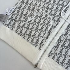 Dio*/迪奥 24FW 提花羊绒针织连帽卫衣原17,500购入,面料采用乳白色棉质和羊绒混纺面料精心制 Dio*/迪奥 24FW 提花羊绒针织连帽卫衣原17,500购入,面料采用乳白色棉质和羊绒混纺面料精心制