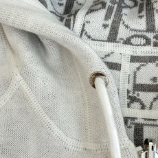 Dio*/迪奥 24FW 提花羊绒针织连帽卫衣原17,500购入,面料采用乳白色棉质和羊绒混纺面料精心制 Dio*/迪奥 24FW 提花羊绒针织连帽卫衣原17,500购入,面料采用乳白色棉质和羊绒混纺面料精心制