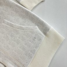Dio*/迪奥 24FW 提花羊绒针织连帽卫衣原17,500购入,面料采用乳白色棉质和羊绒混纺面料精心制 Dio*/迪奥 24FW 提花羊绒针织连帽卫衣原17,500购入,面料采用乳白色棉质和羊绒混纺面料精心制