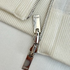 Dio*/迪奥 24FW 提花羊绒针织连帽卫衣原17,500购入,面料采用乳白色棉质和羊绒混纺面料精心制 Dio*/迪奥 24FW 提花羊绒针织连帽卫衣原17,500购入,面料采用乳白色棉质和羊绒混纺面料精心制