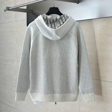 Dio*/迪奥 24FW 提花羊绒针织连帽卫衣原17,500购入,面料采用乳白色棉质和羊绒混纺面料精心制 Dio*/迪奥 24FW 提花羊绒针织连帽卫衣原17,500购入,面料采用乳白色棉质和羊绒混纺面料精心制