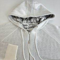 Dio*/迪奥 24FW 提花羊绒针织连帽卫衣原17,500购入,面料采用乳白色棉质和羊绒混纺面料精心制 Dio*/迪奥 24FW 提花羊绒针织连帽卫衣原17,500购入,面料采用乳白色棉质和羊绒混纺面料精心制