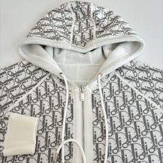 Dio*/迪奥 24FW 提花羊绒针织连帽卫衣原17,500购入,面料采用乳白色棉质和羊绒混纺面料精心制 Dio*/迪奥 24FW 提花羊绒针织连帽卫衣原17,500购入,面料采用乳白色棉质和羊绒混纺面料精心制