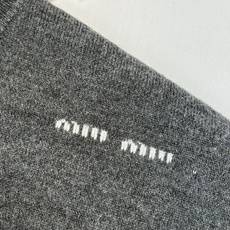 Miu Mi*/缪缪 25FW 羊毛混纺假两件毛衣采用20%羊毛/45% 腈纶 / 35% 锦纶,增强保 Miu Mi*/缪缪 25FW 羊毛混纺假两件毛衣采用20%羊毛/45% 腈纶 / 35% 锦纶,增强保